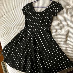 Short sleeve dress, fitted at the top